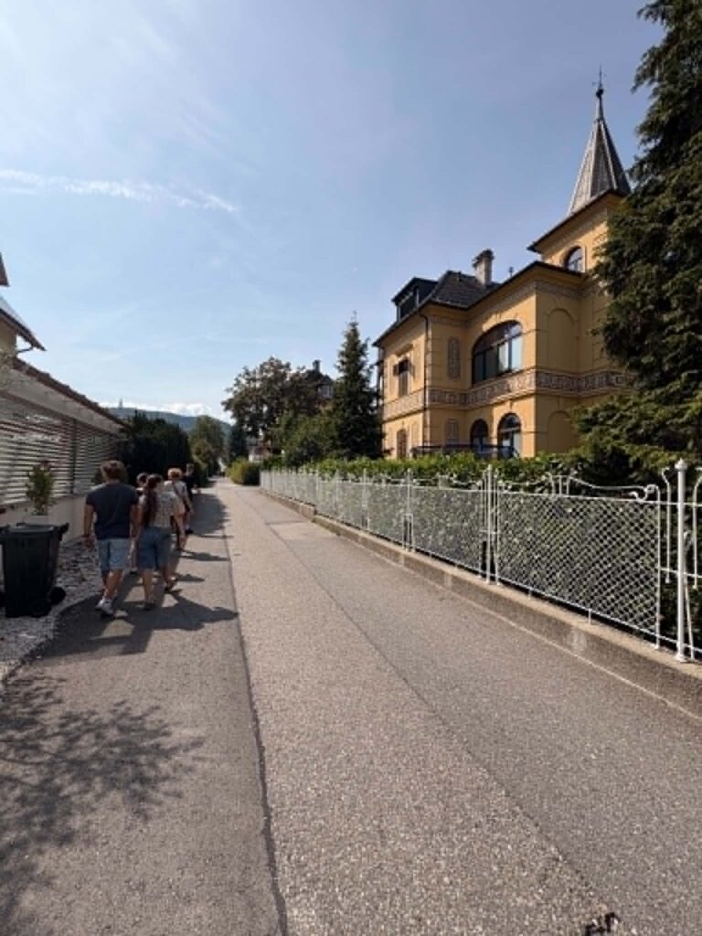 A Wörthersee sétánya és az egyik elegáns pörtschachi villa – tóparti nyugalom osztrák precizitással.