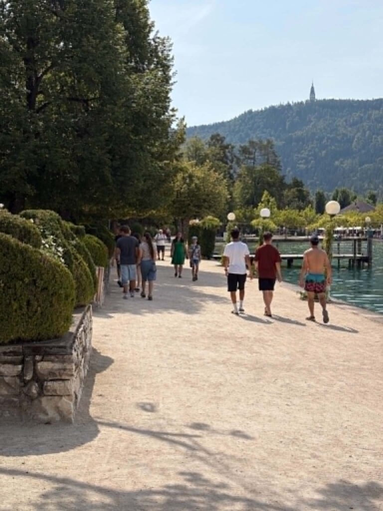 A Wörthersee sétánya és az egyik elegáns pörtschachi villa – tóparti nyugalom osztrák precizitással.