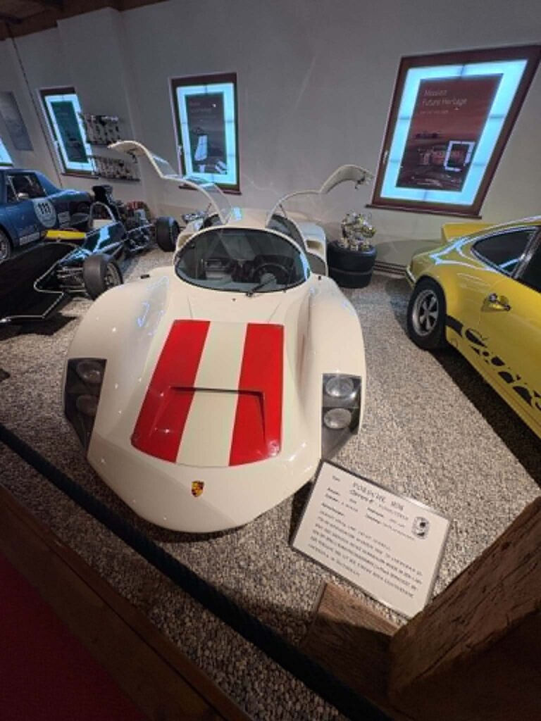 Porsche-történelem Gmündben: ritka modellek és egy versenyautó, amely mellett még Blanka is eltörpült.
