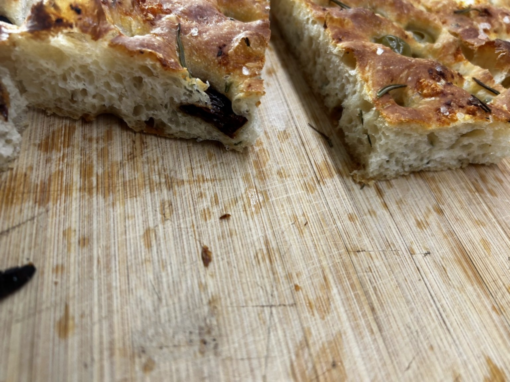 Puha, levegős focaccia belseje friss rozmaringga